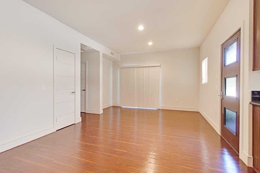 Thousand Oaks Apartment: 94- #4 N. Oakview Drive