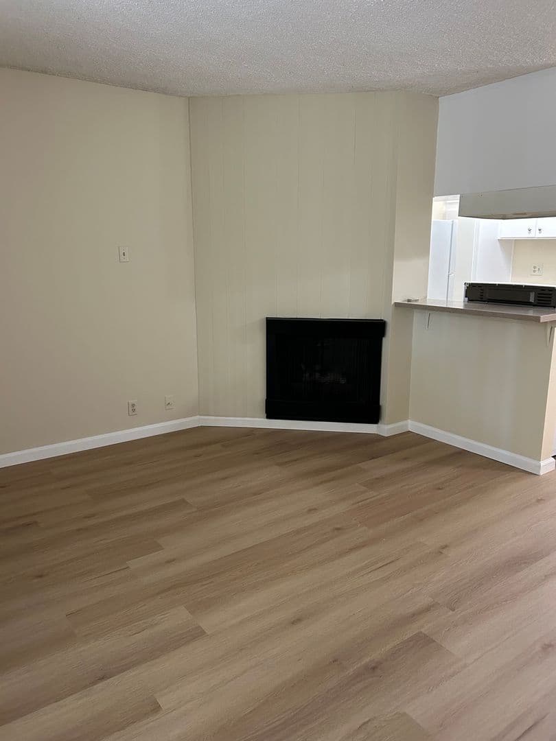 Northridge Apartment: 18550 Prairie St.