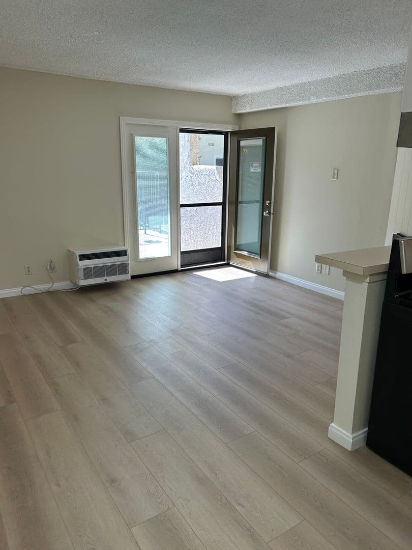 Northridge Apartment: 18550 Prairie St.