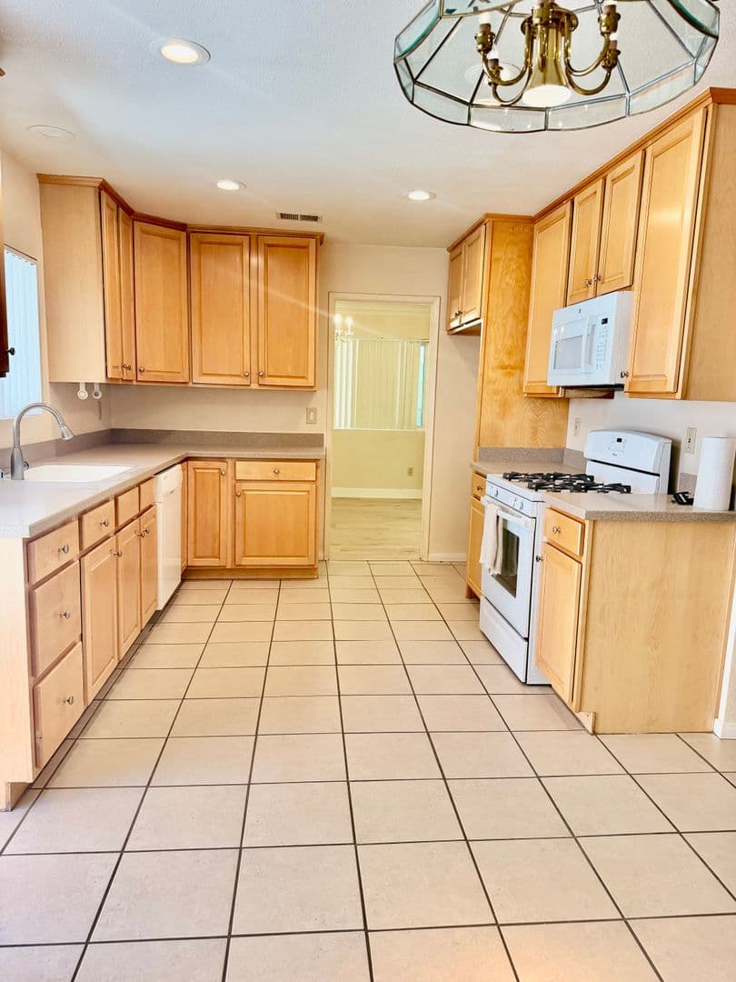 Newbury Park House: 228 Eagle View Place