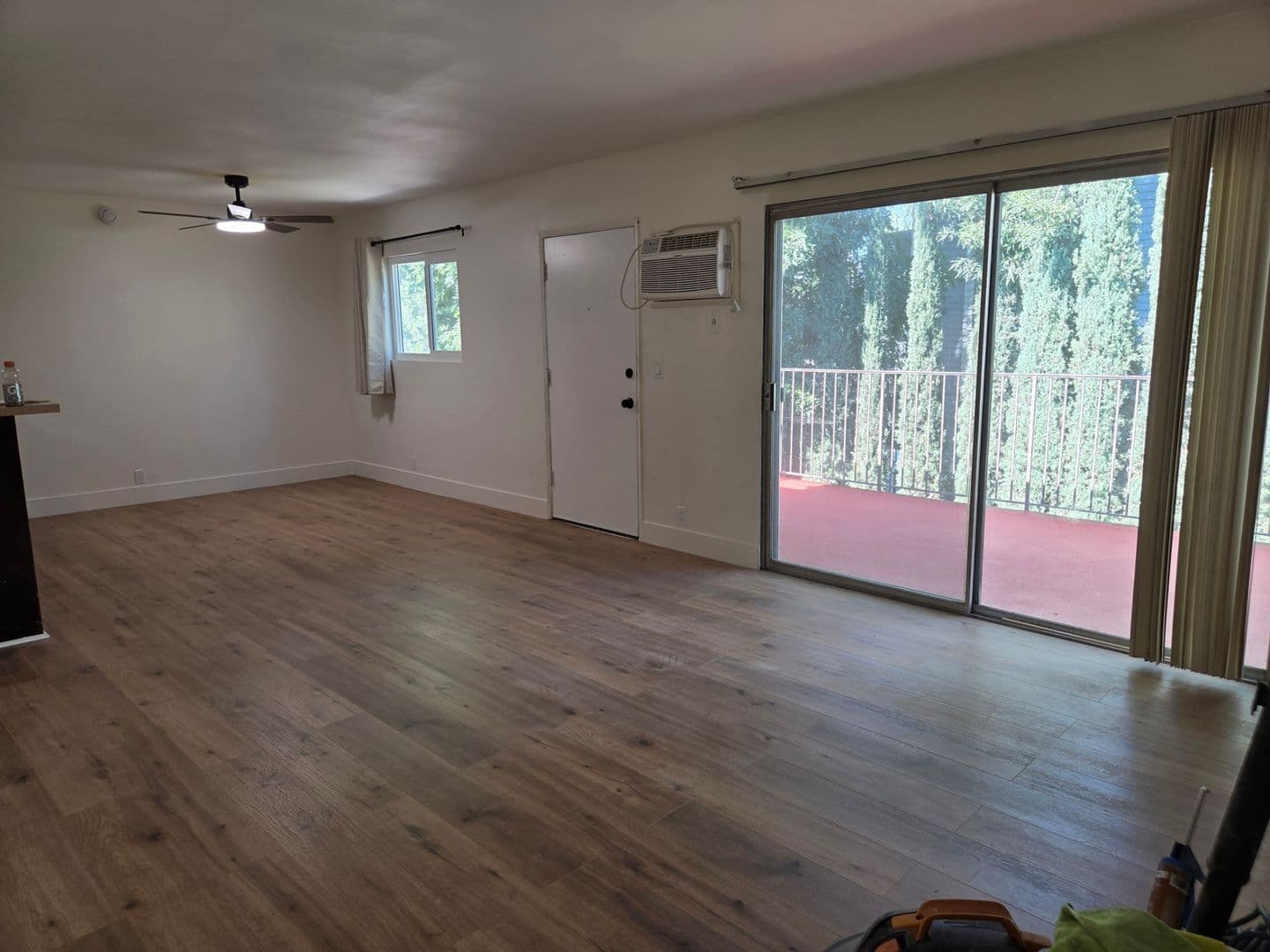 Van Nuys Apartment: 6416 Woodley Ave.