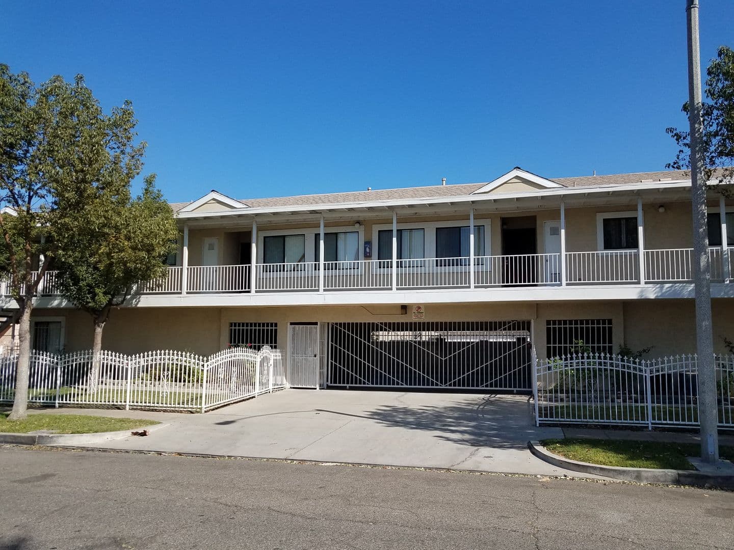 Anaheim Apartment: 301 E. Mills Dr.