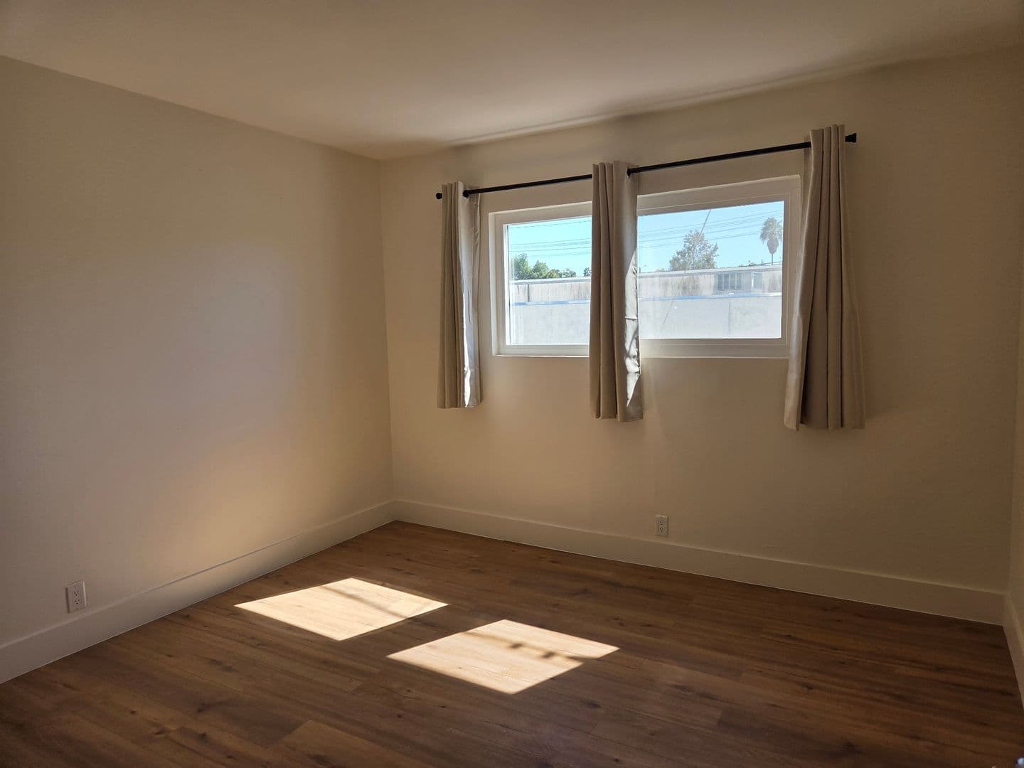 Van Nuys Apartment: 6416 Woodley Ave.