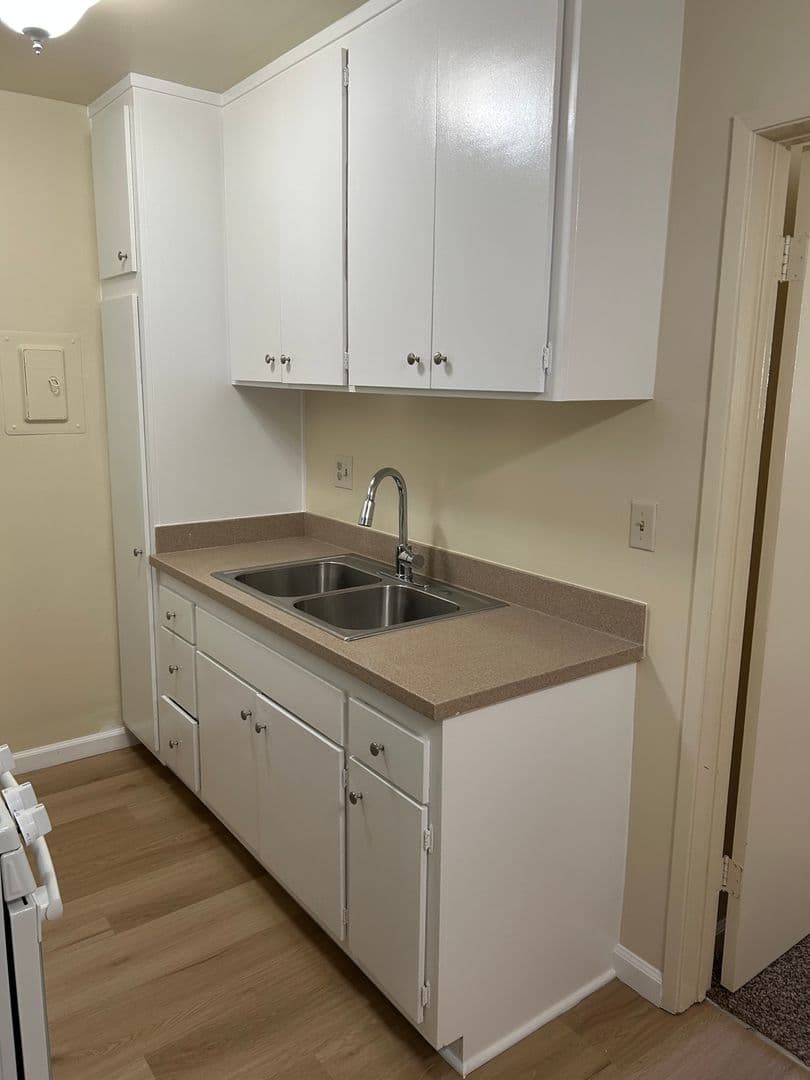 Northridge Apartment: 18550 Prairie St.