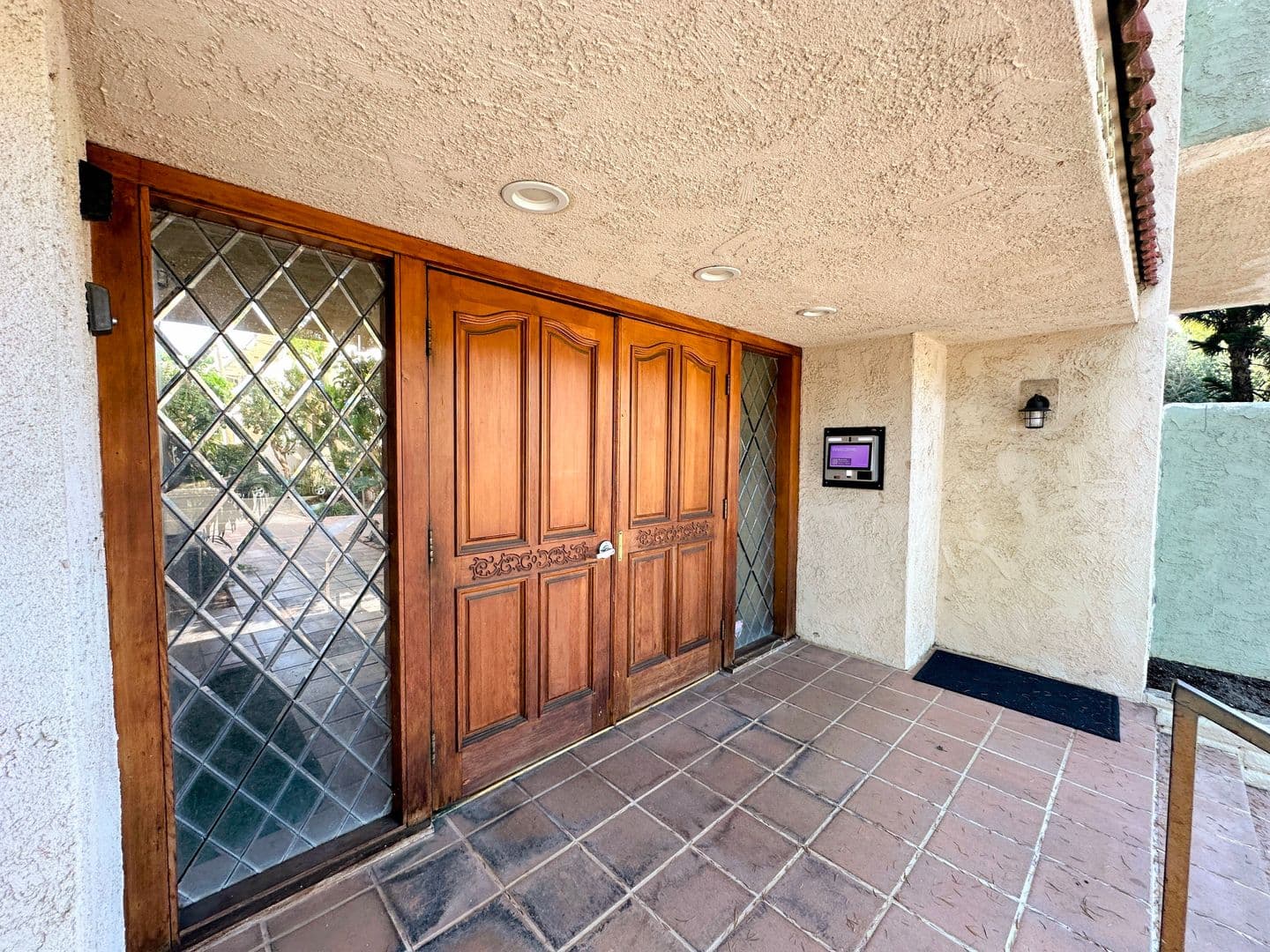 Sherman Oaks Apartment: 5035 Coldwater Canyon Ave.