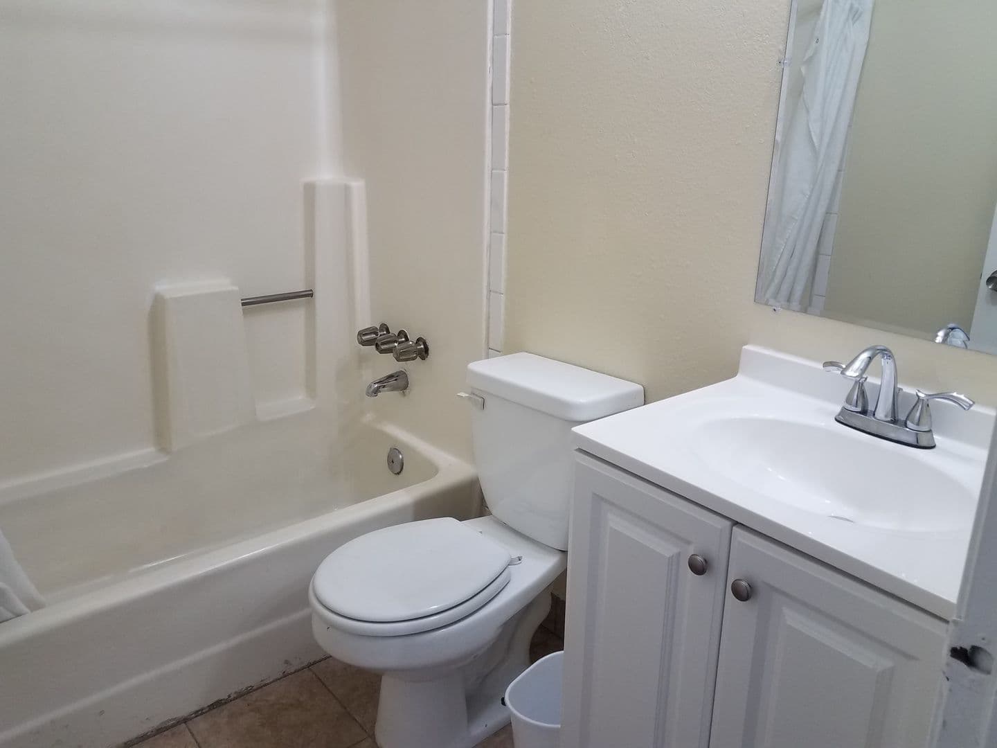 Anaheim Apartment: 301 E. Mills Dr.