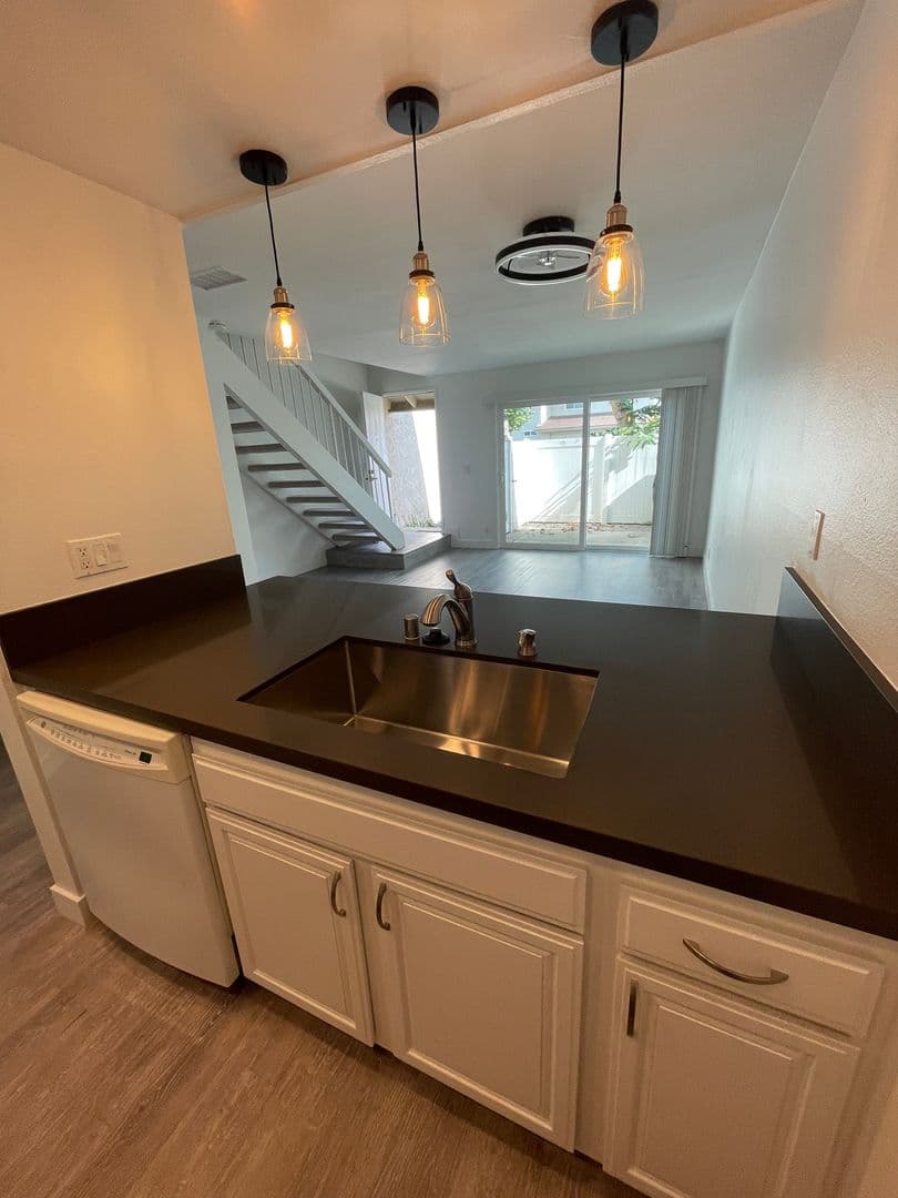 Tustin House: 16884 Donwest