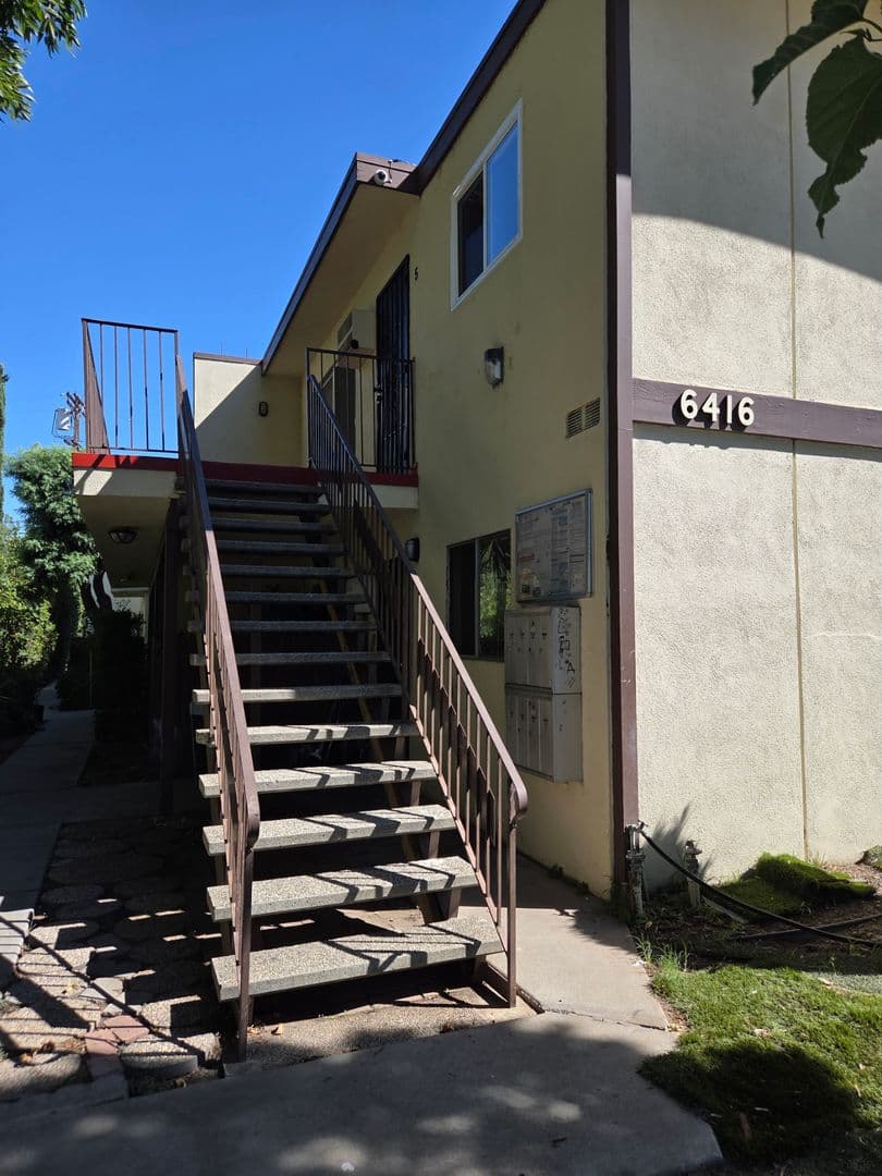 Van Nuys Apartment: 6416 Woodley Ave.
