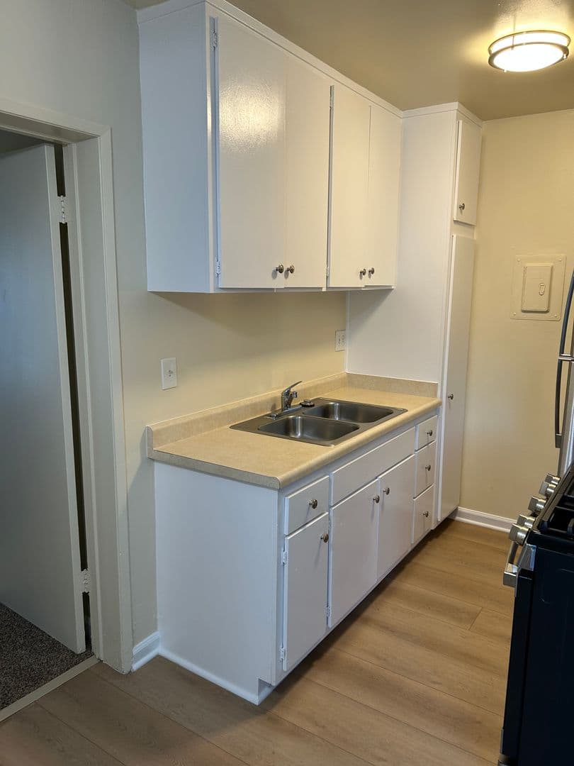Northridge Apartment: 18550 Prairie St.