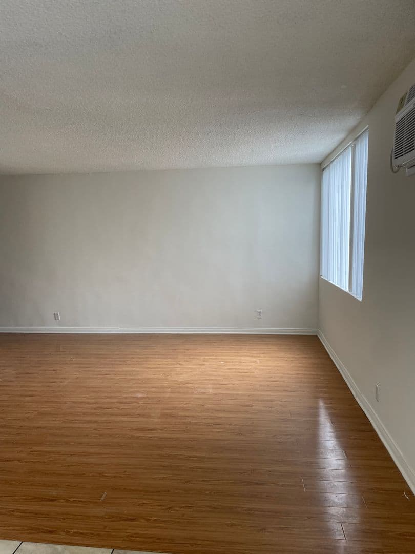 Canoga Park Apartment: 21707 Roscoe Blvd