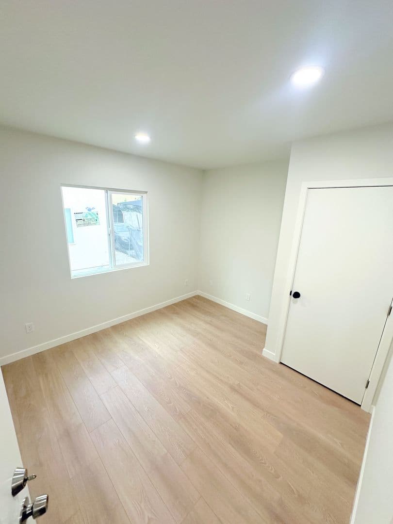 Los Angeles Apartment: 244 1/2 E 97th St - 244 1/2