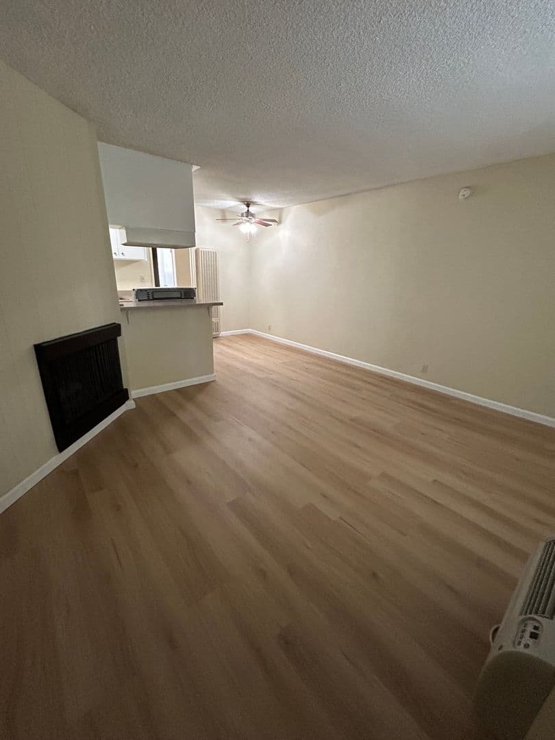 Northridge Apartment: 18550 Prairie St.