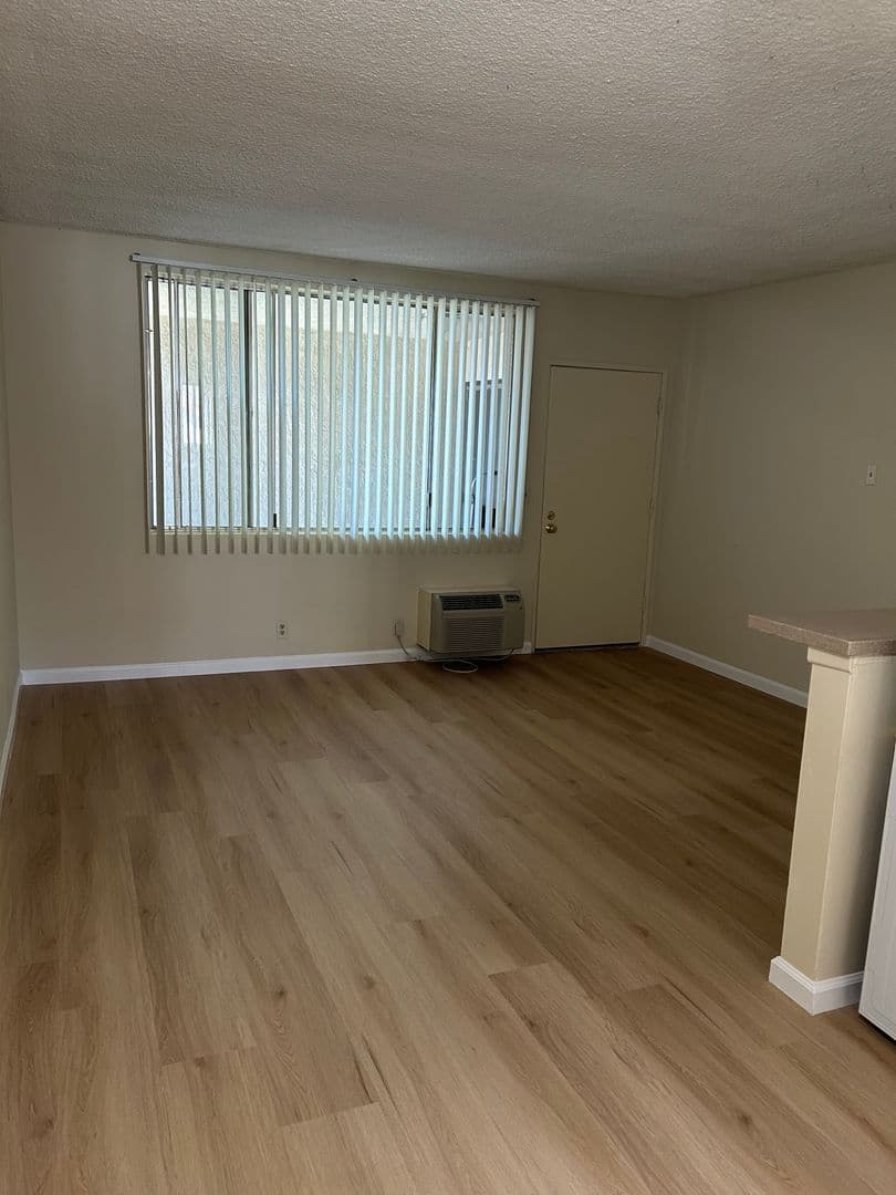 Northridge Apartment: 18550 Prairie St.