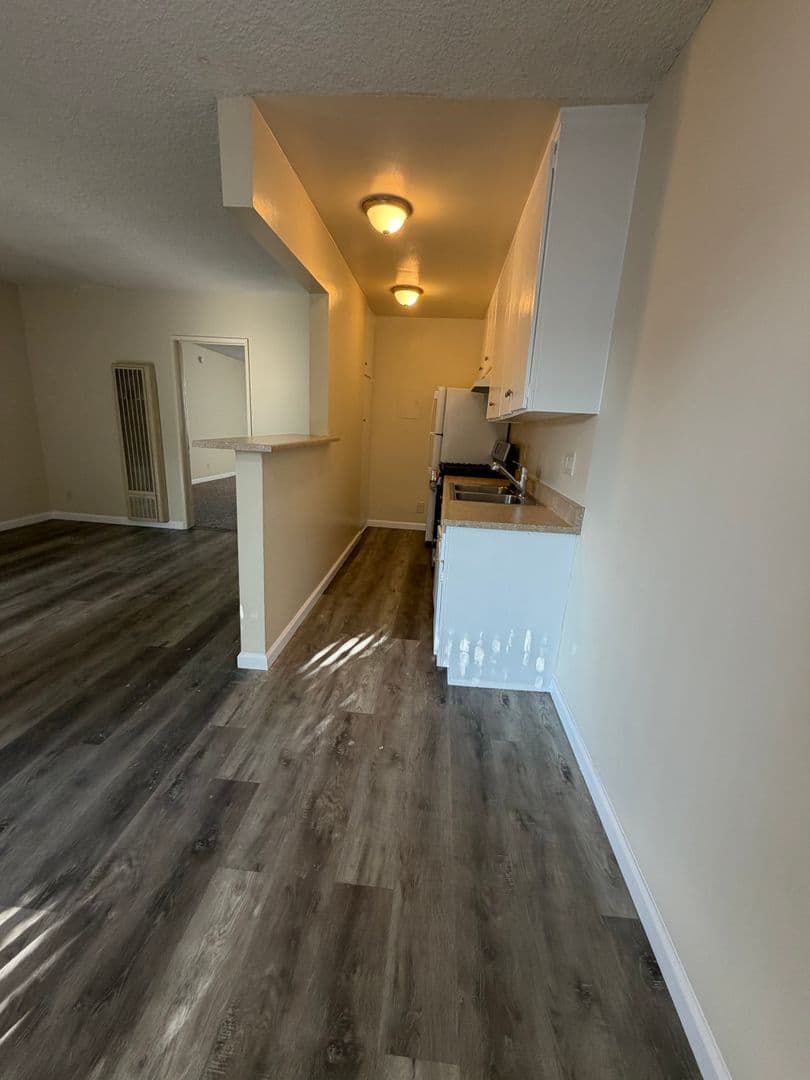 Northridge Apartment: 18530 Prairie St.