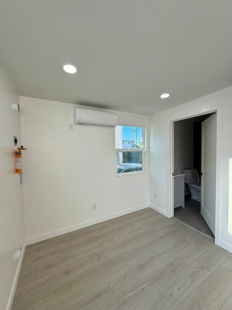 Los Angeles House: 845 1/2 W 76th St