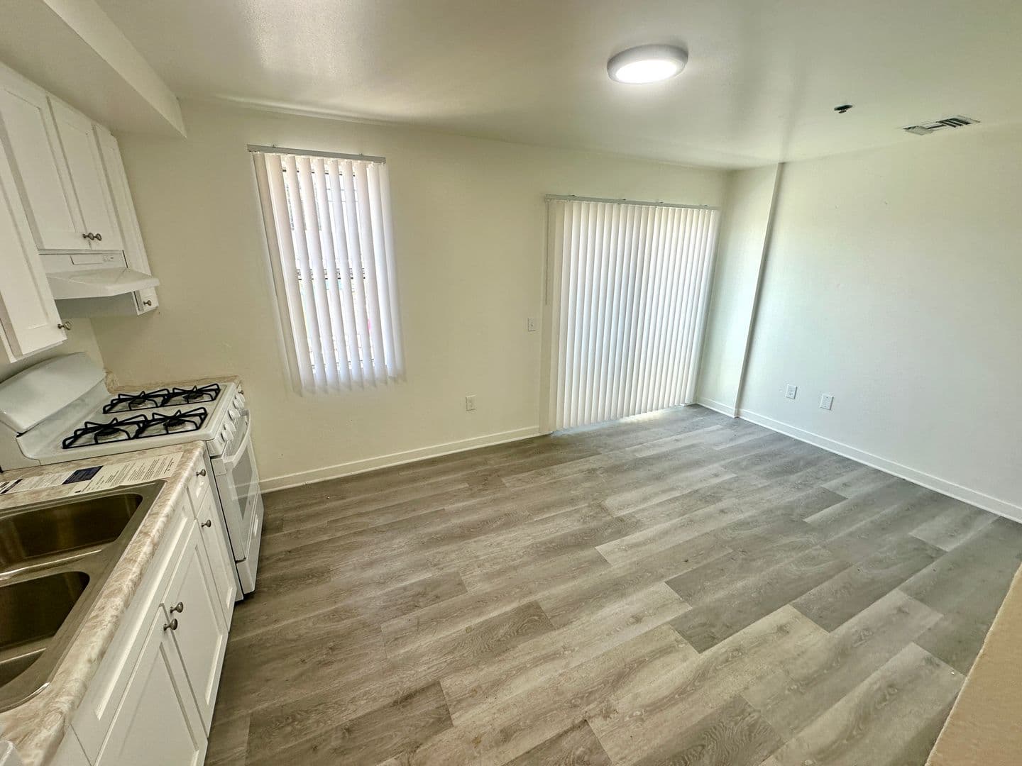 Los Angeles Apartment: 6808 S Hoover St.
