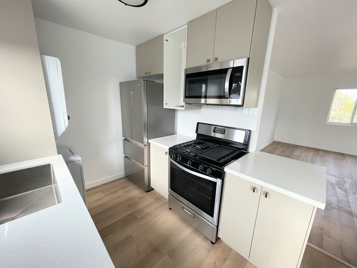 Los Angeles Apartment: 5347 Blackwelder Street