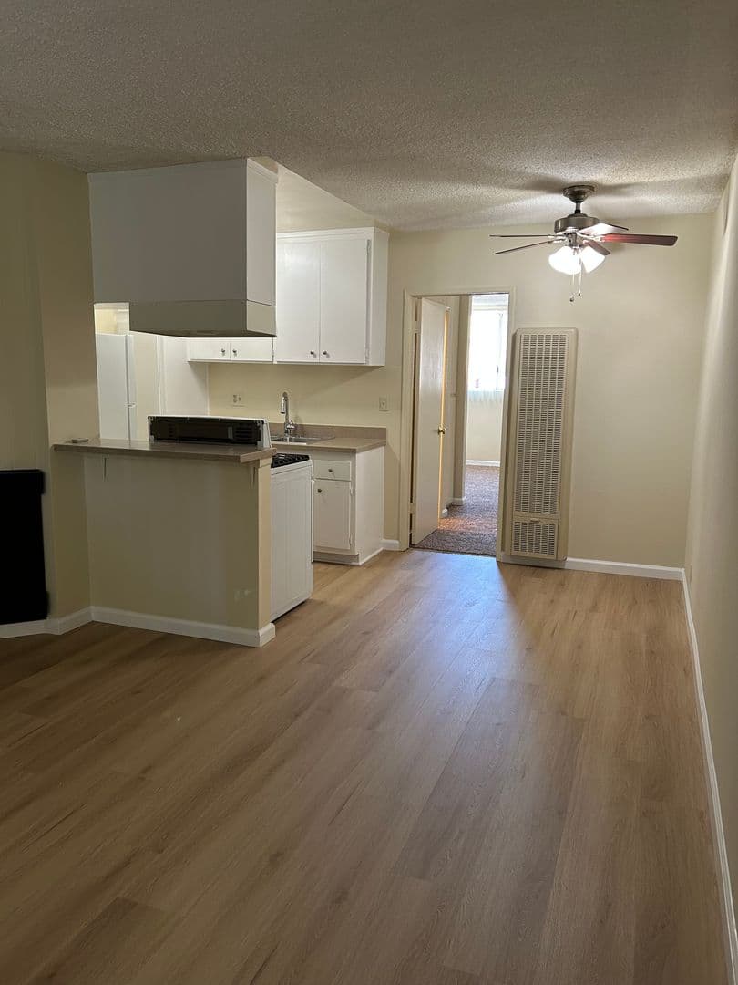 Northridge Apartment: 18550 Prairie St.