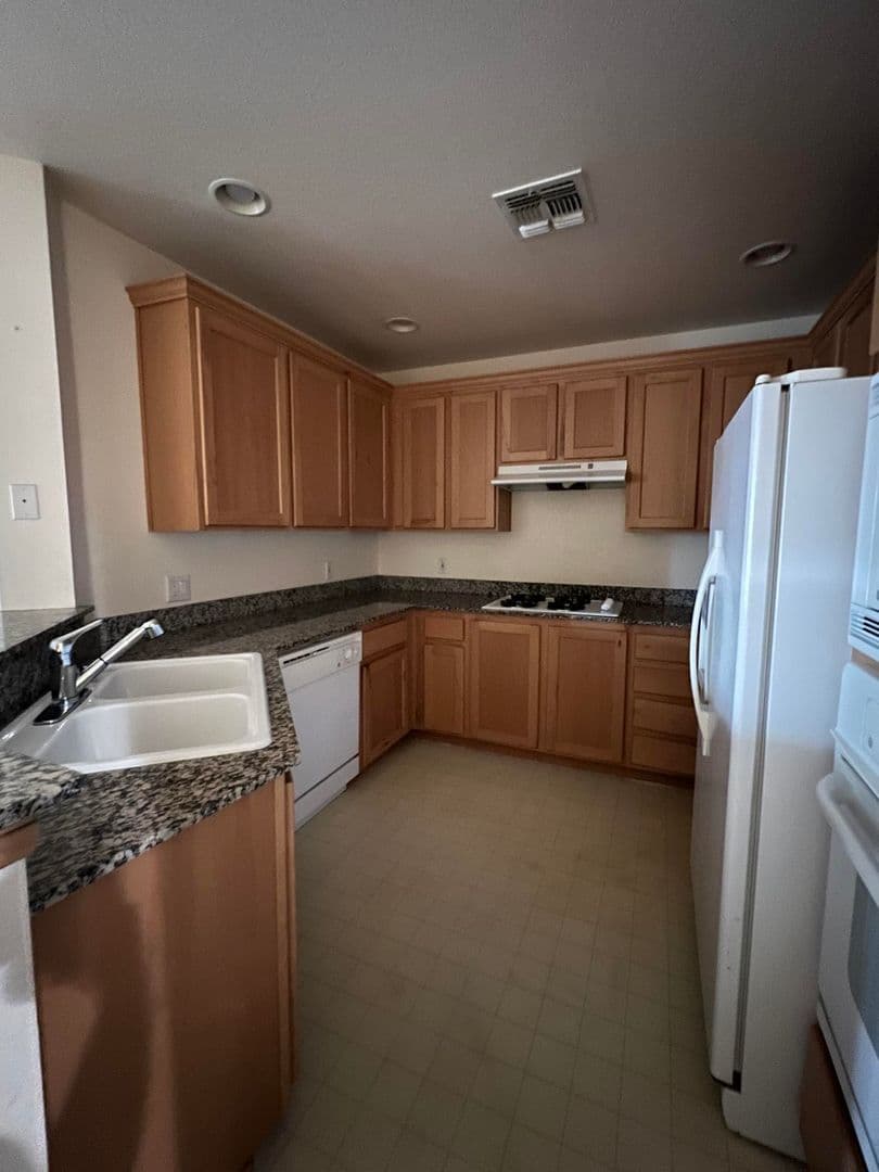 Las Vegas Apartment: 39 E Agate Ave #402