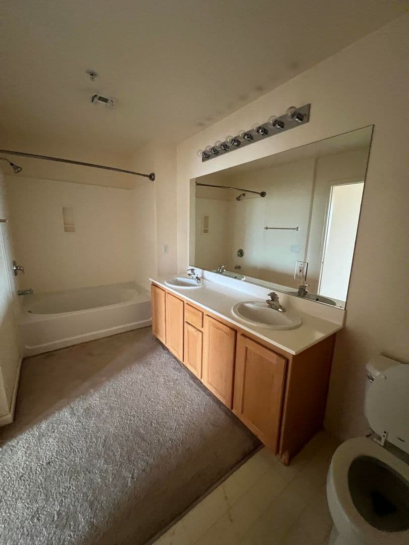 Las Vegas Apartment: 39 E Agate Ave #402