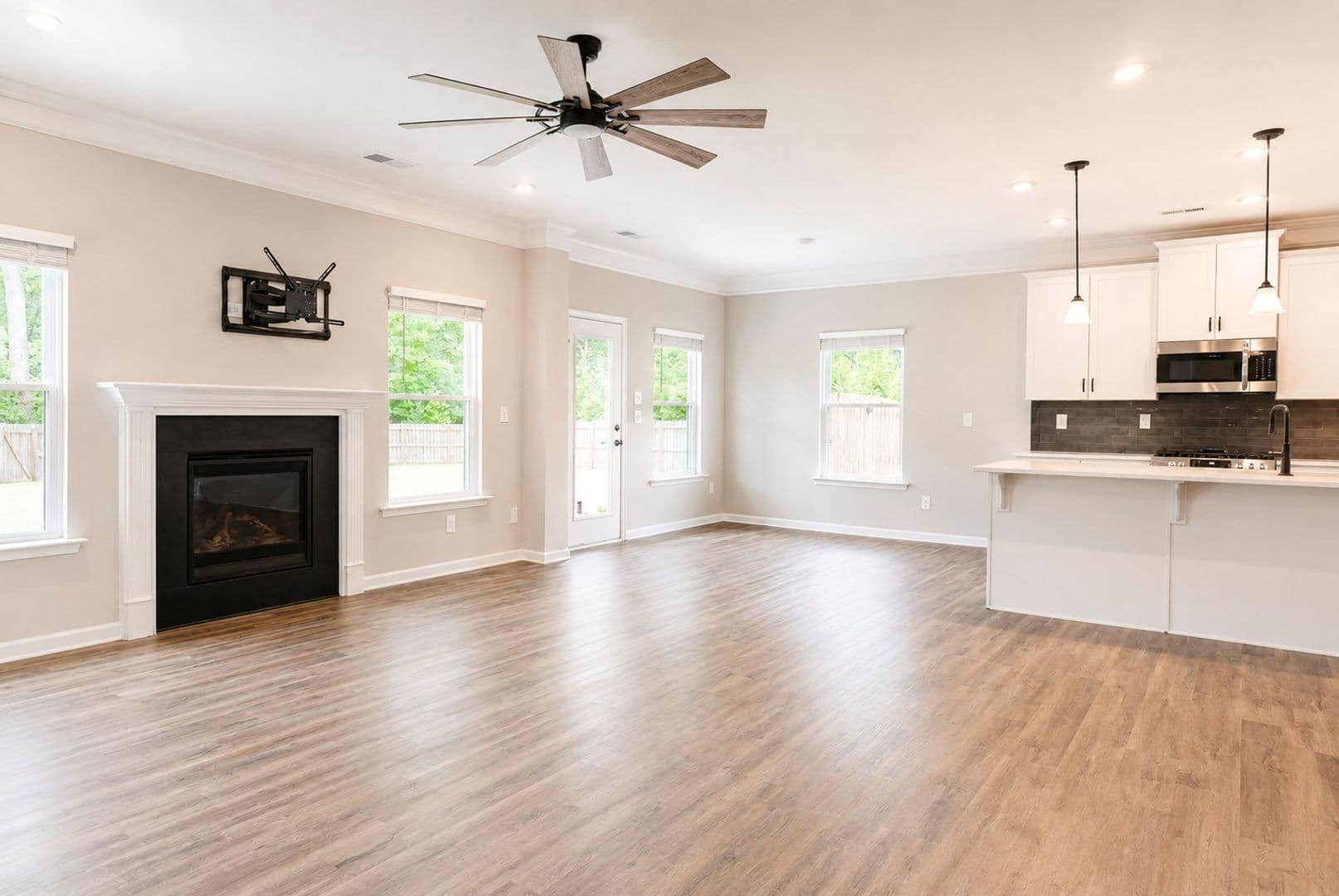 Mount Holly House: 421 Buford Way