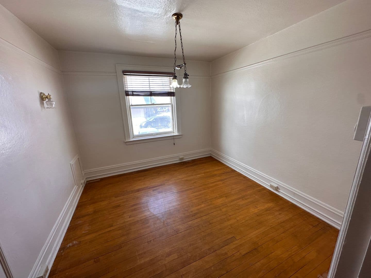 Livingston Apartment: 219 W. Callender Street