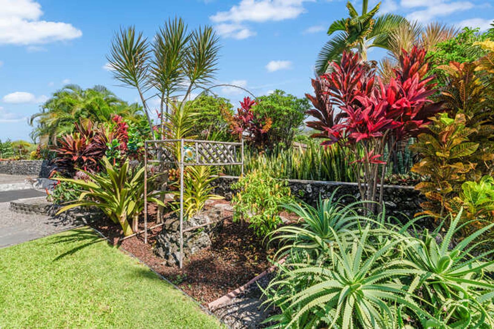 Kailua Kona House: 75-5614-R Hienaloli Road