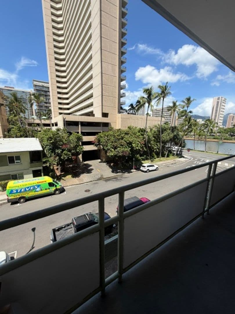 Honolulu Condo: 445 Kaiolu St