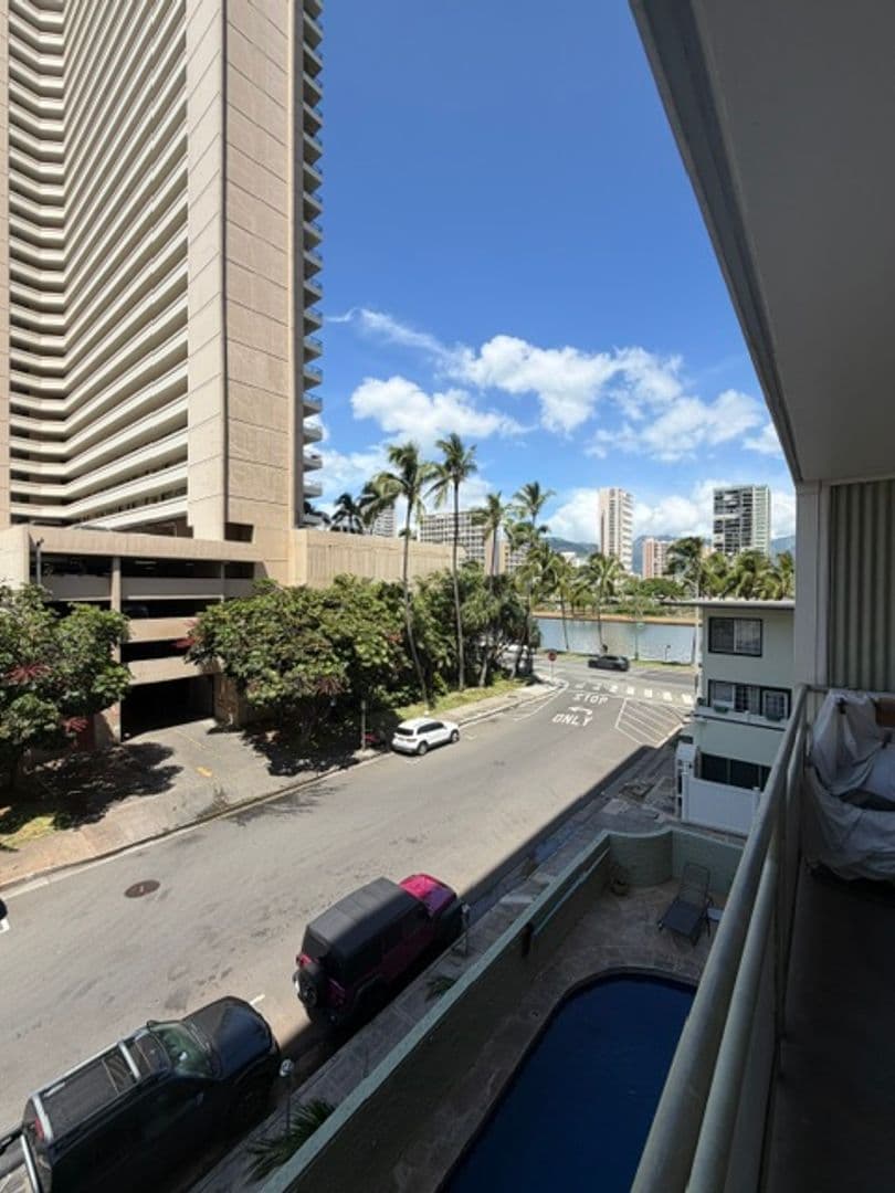 Honolulu Condo: 445 Kaiolu St