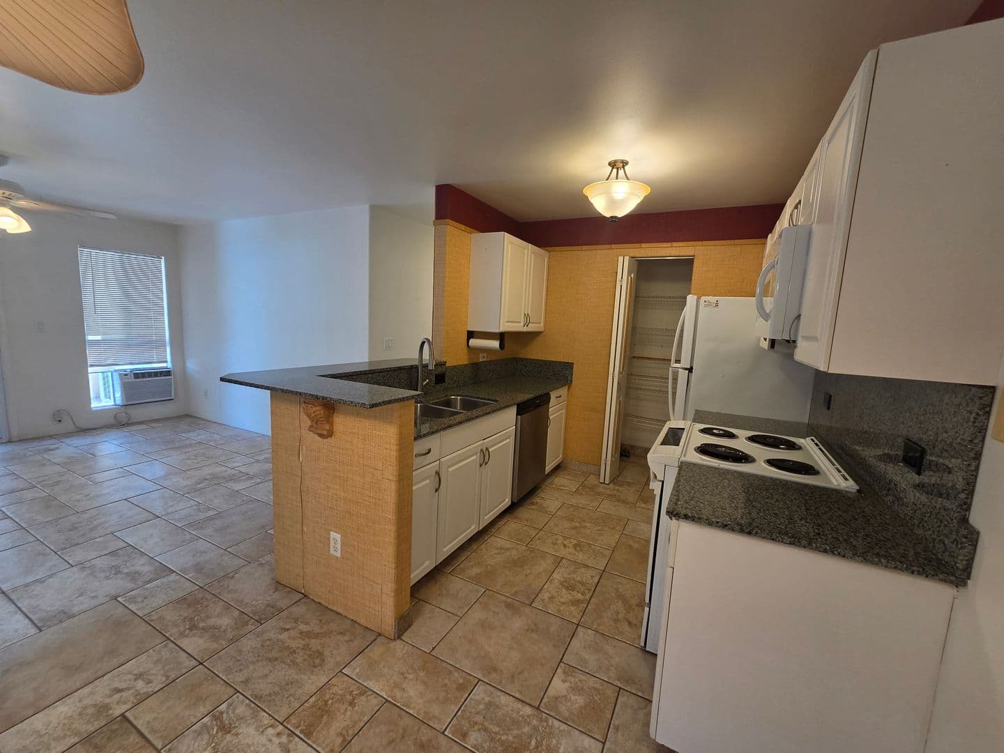 Kailua Kona Condo: 75-6081 Alii Dr. #W103