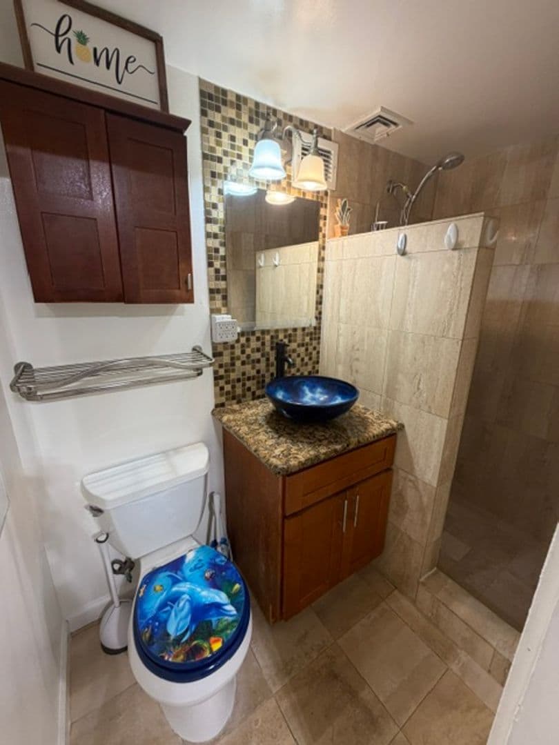 Honolulu Condo: 445 Kaiolu St