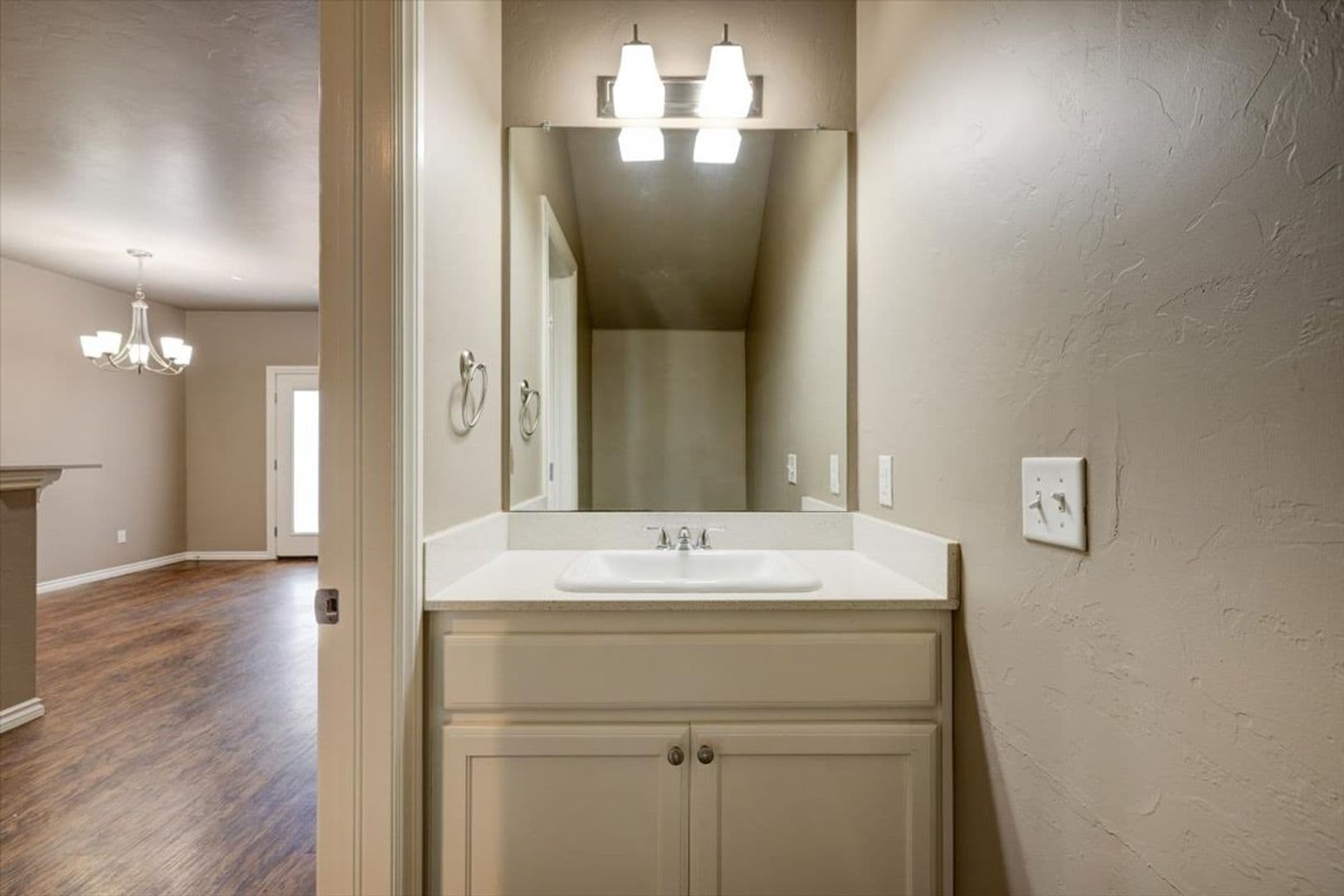 Moore House: 799 SW 14th St