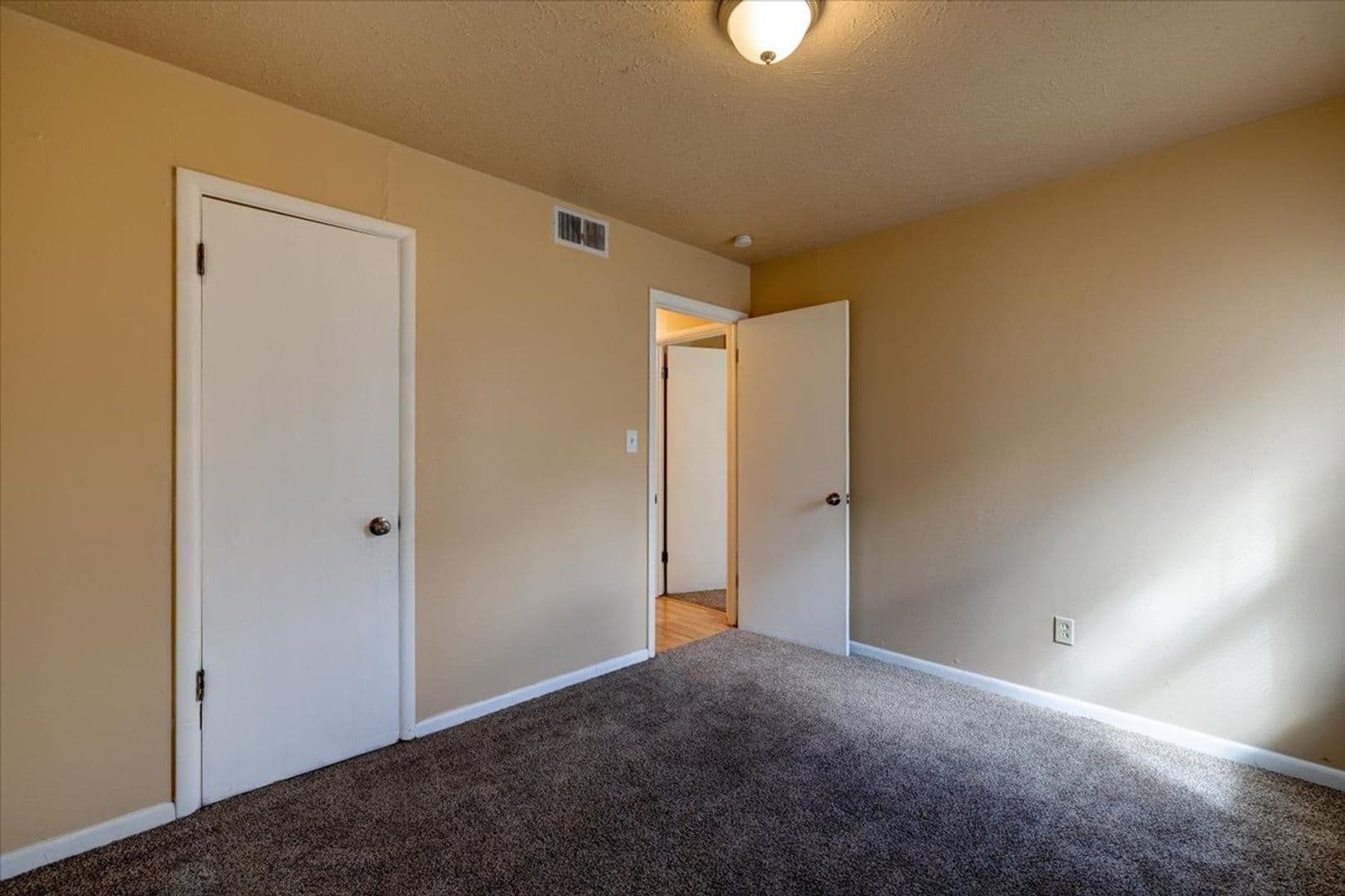 Midwest City House: 116 W. Rose Drive