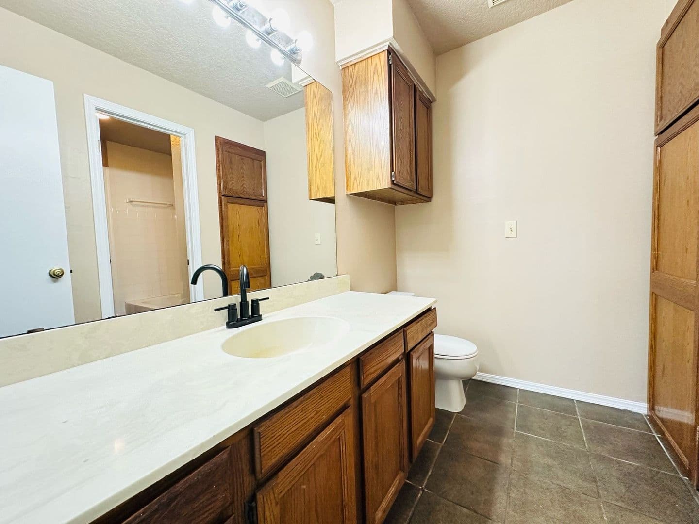 Oklahoma City House: 3200 W Britton Road #19