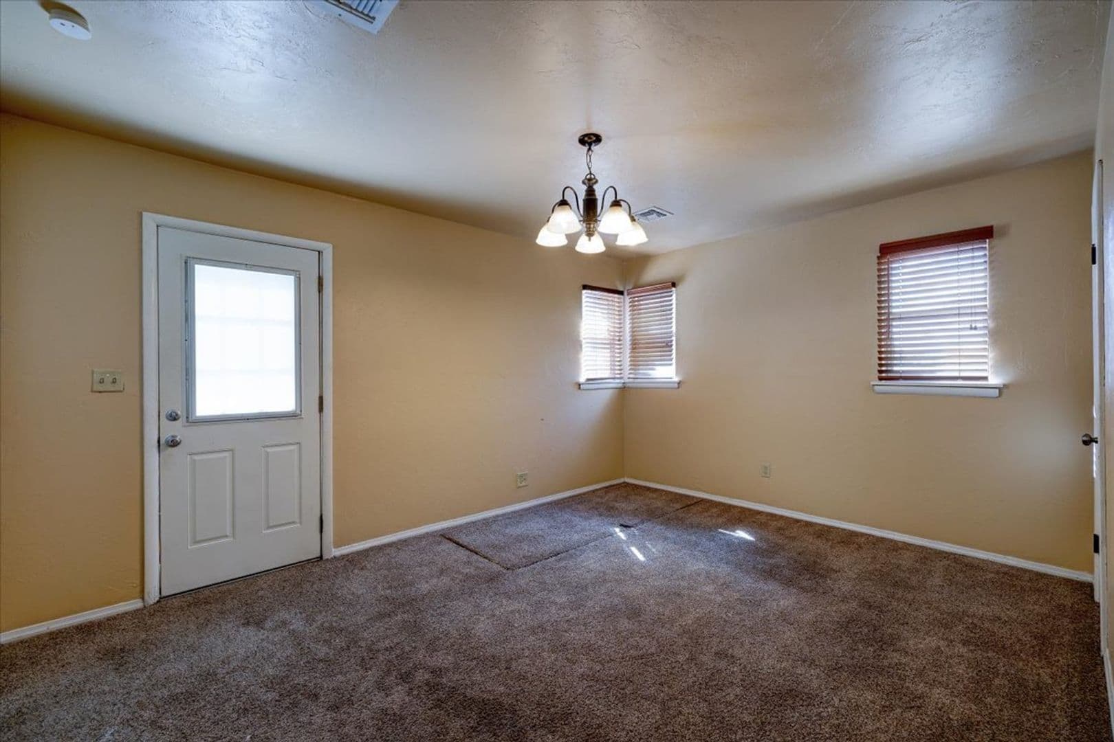 Midwest City House: 116 W. Rose Drive