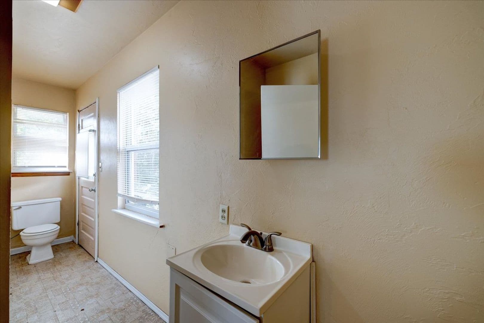 Midwest City House: 116 W. Rose Drive