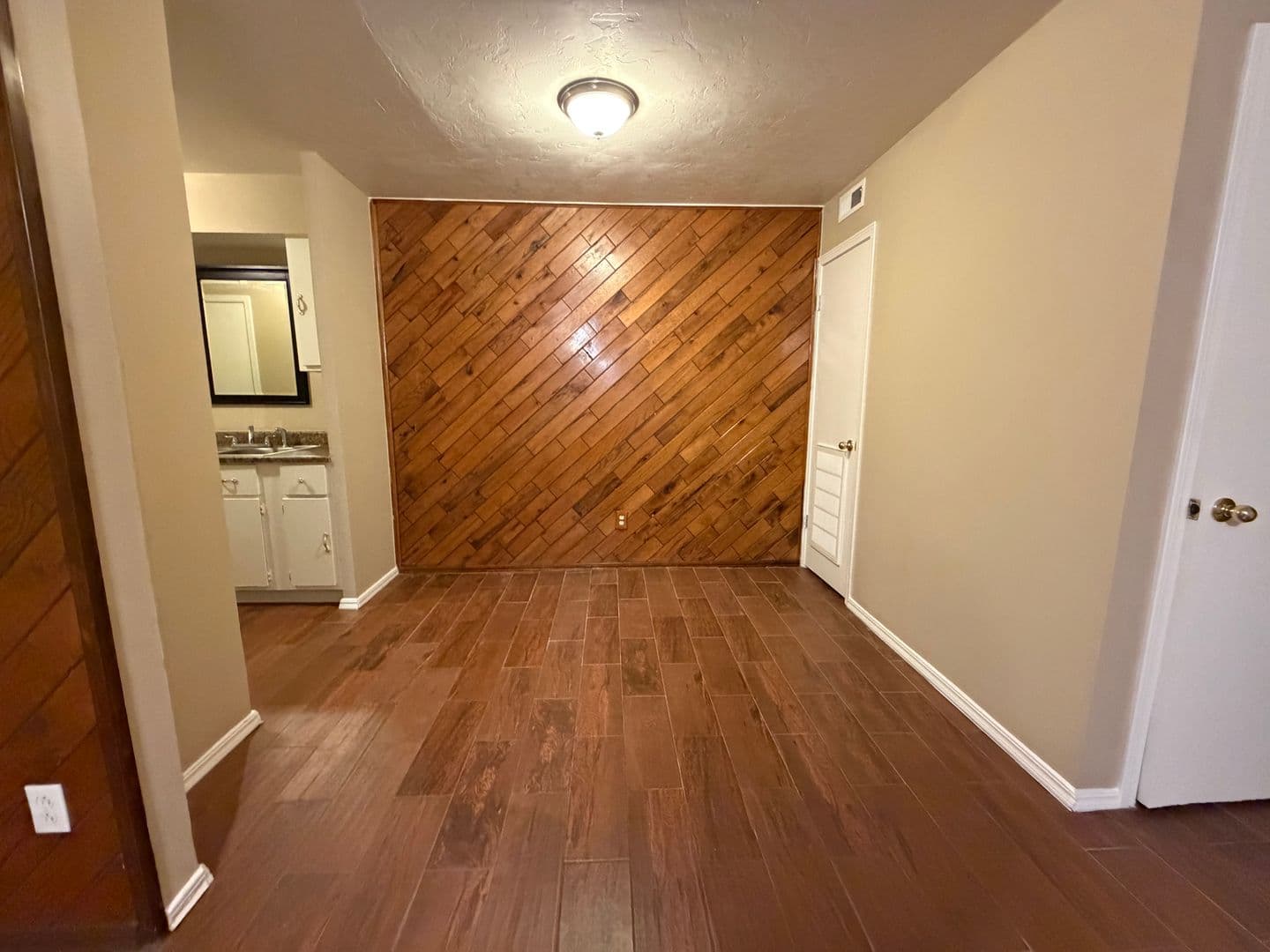 Oklahoma City House: 6028 NW Expressway Unit C