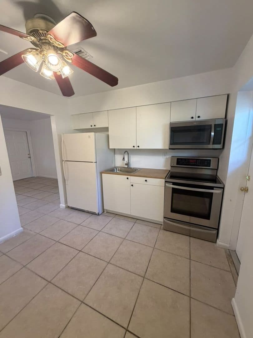 Pompano Apartment: 410 NE 12th Ave