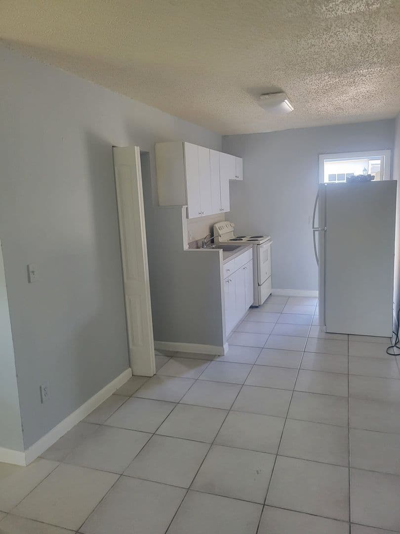 Hollywood Apartment: 6097 Rodman Street