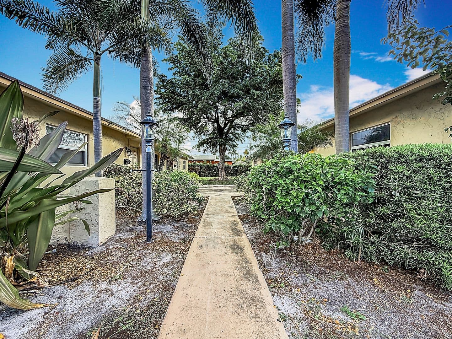 Pompano Apartment: 410 NE 12th Ave