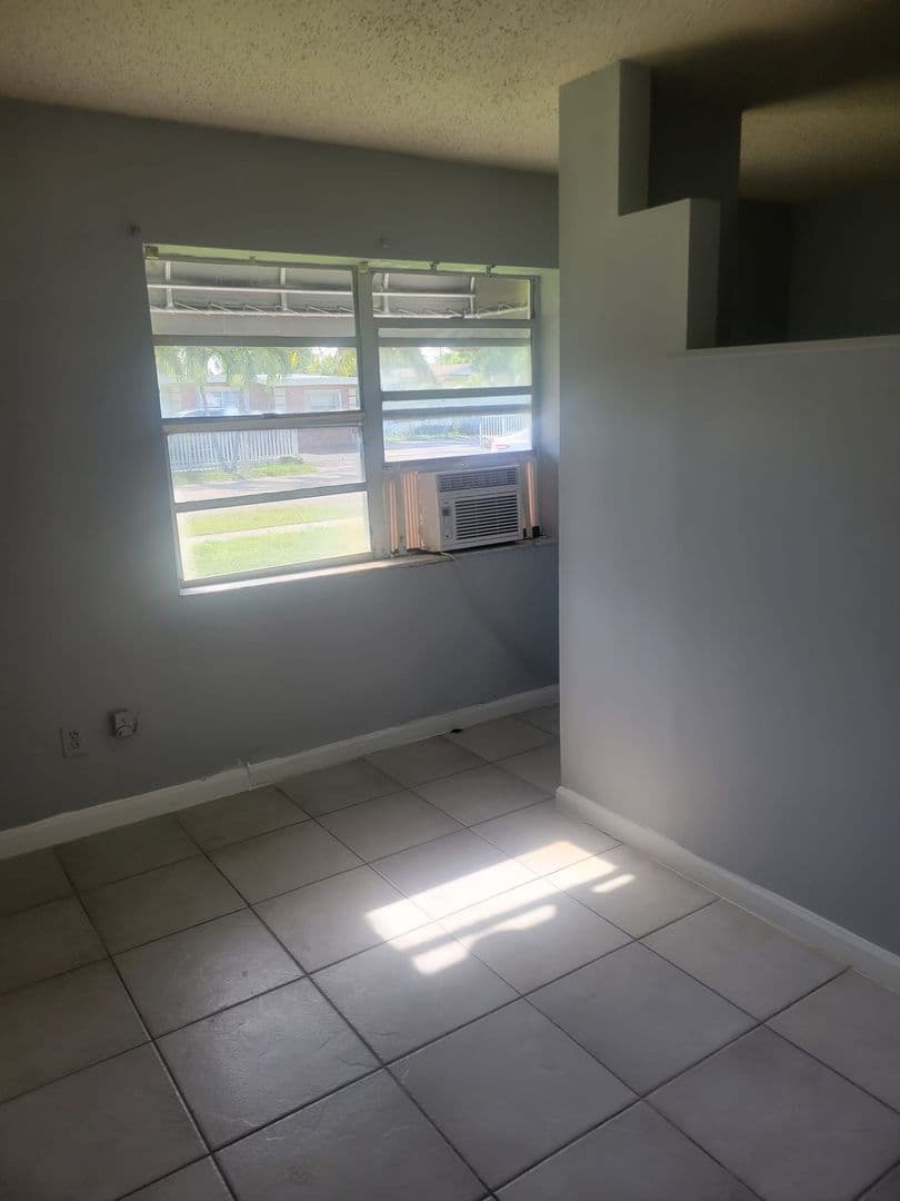 Hollywood Apartment: 6097 Rodman Street