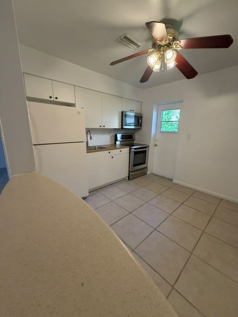 Pompano Apartment: 410 NE 12th Ave