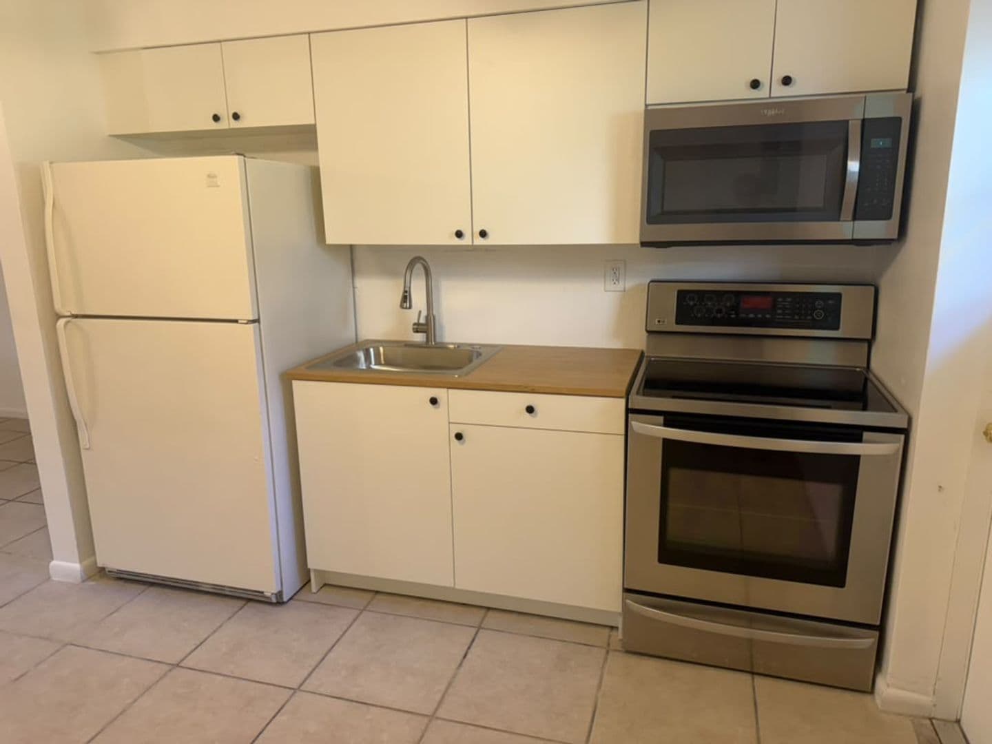 Pompano Apartment: 410 NE 12th Ave