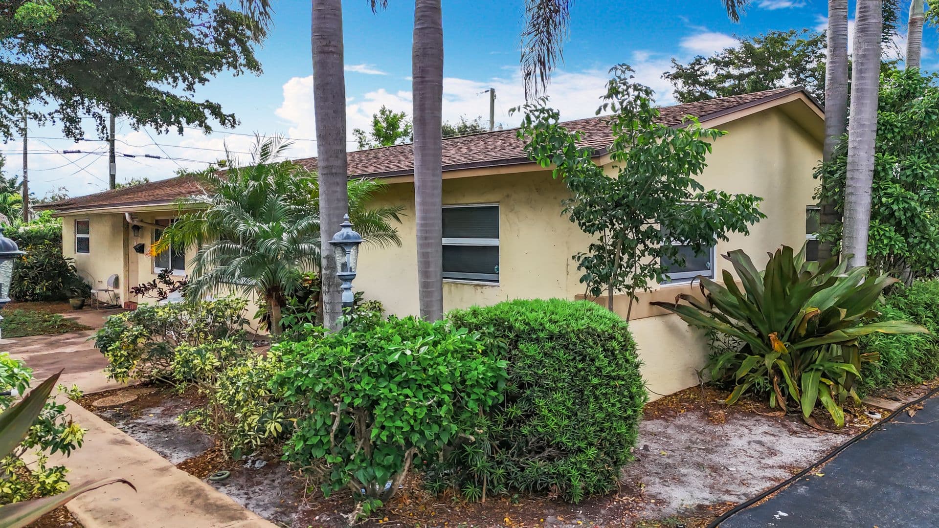 Pompano Apartment: 410 NE 12th Ave