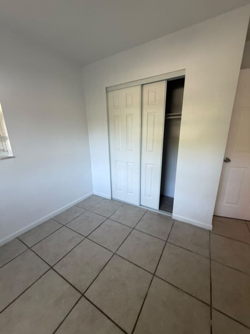 Pompano Apartment: 410 NE 12th Ave
