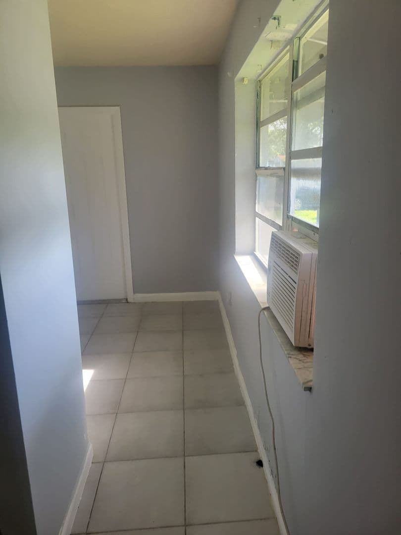 Hollywood Apartment: 6097 Rodman Street
