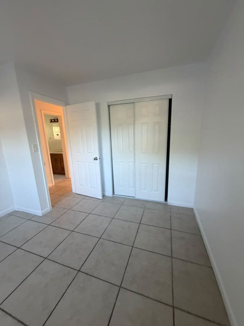 Pompano Apartment: 410 NE 12th Ave