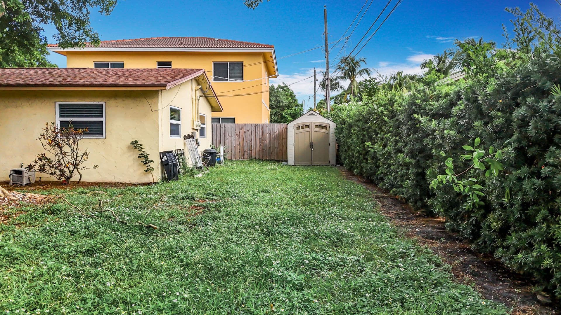 Pompano Apartment: 410 NE 12th Ave