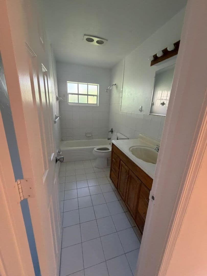 Pompano Apartment: 410 NE 12th Ave