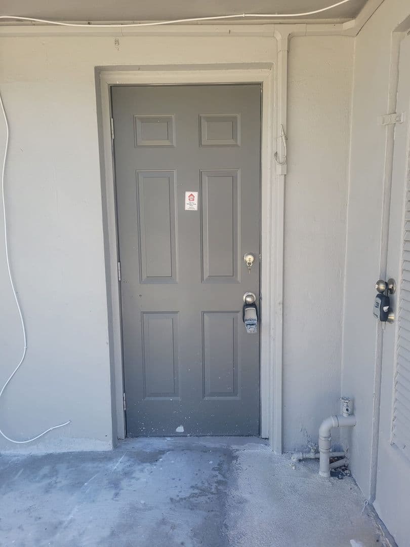 Hollywood Apartment: 6097 Rodman Street